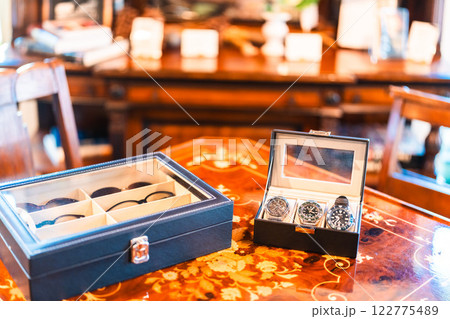 箱に入ったコレクションの機械時計 箱に入ったコレクションの機械時計 122775489