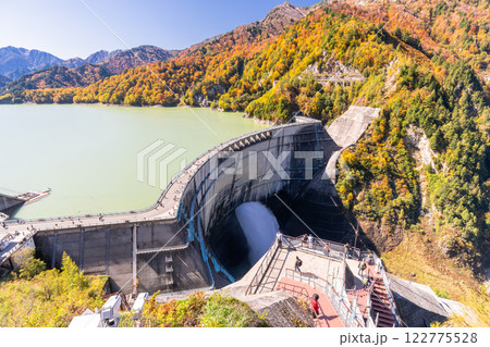 《富山県》秋の黒部ダム・紅葉最盛期 122775528