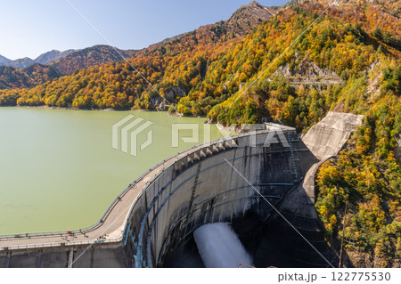 《富山県》秋の黒部ダム・紅葉最盛期 122775530