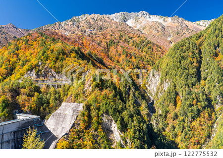 《富山県》秋の黒部ダム・紅葉最盛期 122775532