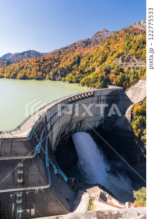 《富山県》秋の黒部ダム・紅葉最盛期 122775533