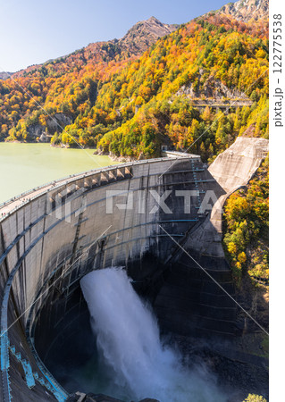 《富山県》秋の黒部ダム・紅葉最盛期 122775538