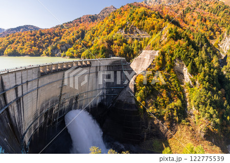 《富山県》秋の黒部ダム・紅葉最盛期 122775539