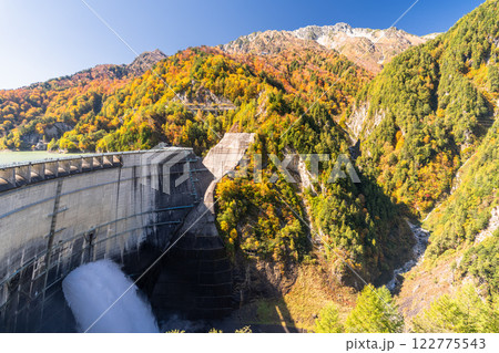 《富山県》秋の黒部ダム・紅葉最盛期 《富山県》秋の黒部ダム・紅葉最盛期 122775543