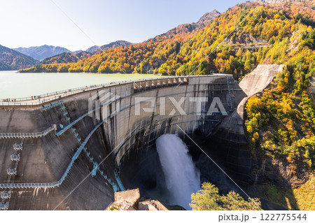 《富山県》秋の黒部ダム・紅葉最盛期 122775544