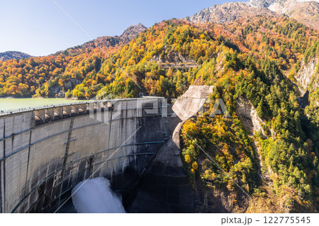 《富山県》秋の黒部ダム・紅葉最盛期 122775545