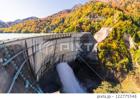 《富山県》秋の黒部ダム・紅葉最盛期 122775548