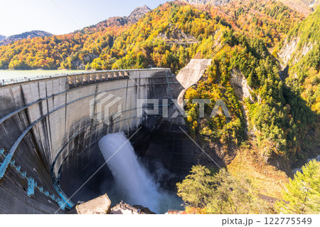 《富山県》秋の黒部ダム・紅葉最盛期 122775549