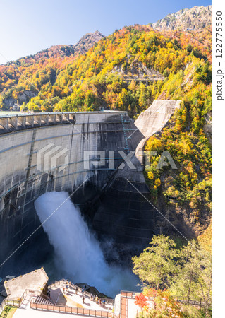 《富山県》秋の黒部ダム・紅葉最盛期 《富山県》秋の黒部ダム・紅葉最盛期 122775550