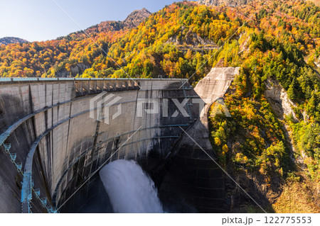 《富山県》秋の黒部ダム・紅葉最盛期 《富山県》秋の黒部ダム・紅葉最盛期 122775553
