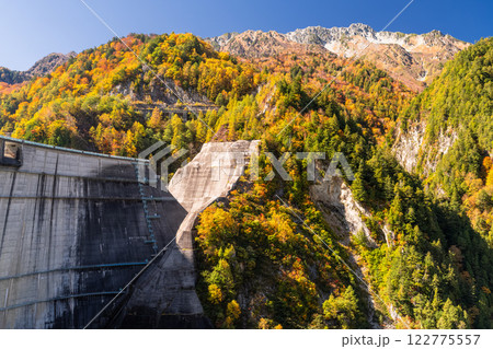 《富山県》秋の黒部ダム・紅葉最盛期 《富山県》秋の黒部ダム・紅葉最盛期 122775557