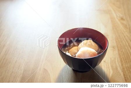 丸い餅の入った美味しいぜんざい 122775698