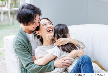 ソファに座る笑顔の親子 122775873