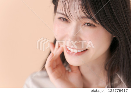 シャツを着た20代女性のポートレート 122776417