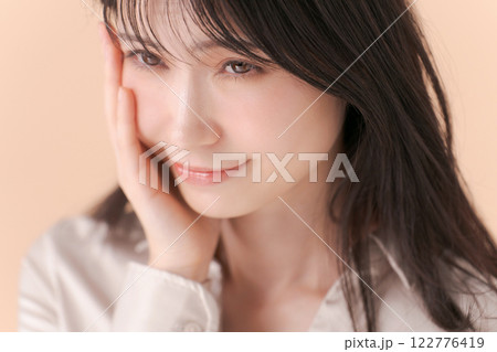 シャツを着た20代女性のポートレート 122776419