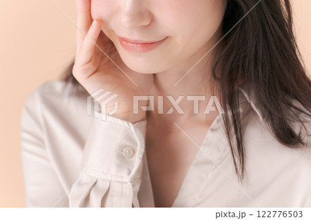 シャツを着た20代女性のポートレート 122776503