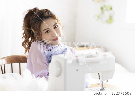 ミシンを使うかわいい女性 122776505