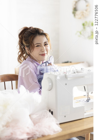 ミシンを使うかわいい女性 ミシンを使うかわいい女性 122776506