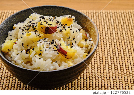 敷物の上の栗とさつま芋の炊き込みご飯 122776522