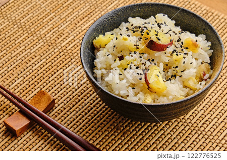 敷物の上の栗とさつま芋の炊き込みご飯 122776525