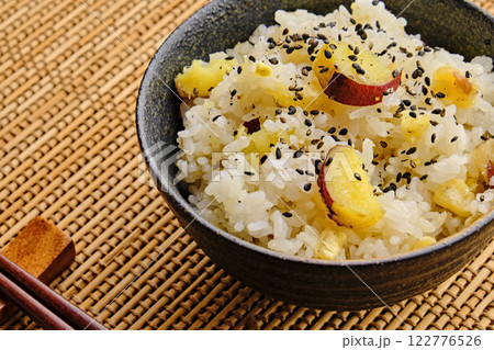 敷物の上の栗とさつま芋の炊き込みご飯 122776526