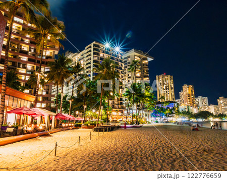 ハワイ　夜のワイキキビーチ 122776659