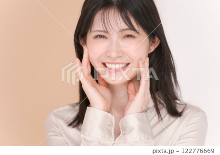 シャツを着た20代女性のポートレート シャツを着た20代女性のポートレート 122776669