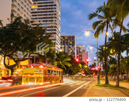 ワイキキのメインストリート 夜のカラカウア通り ワイキキのメインストリート 夜のカラカウア通り 122776800