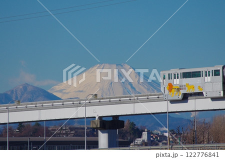 青空と富士山と多摩都市モノレール 122776841