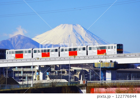青空と富士山と多摩都市モノレール 青空と富士山と多摩都市モノレール 122776844