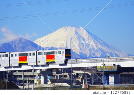 青空と富士山と多摩都市モノレール 122776852