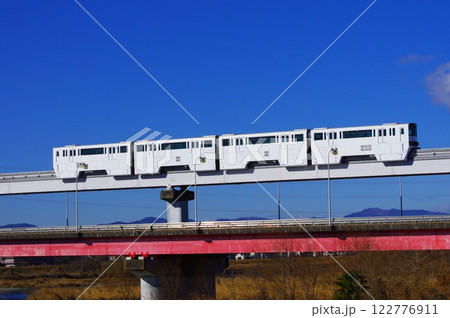 多摩川から望む多摩都市モノレール 多摩川から望む多摩都市モノレール 122776911