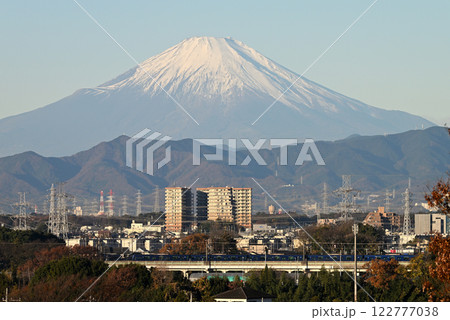 冠雪の富士山と相鉄いずみ野線 122777038