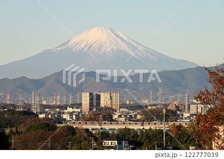 冠雪の富士山と相鉄いずみ野線 122777039