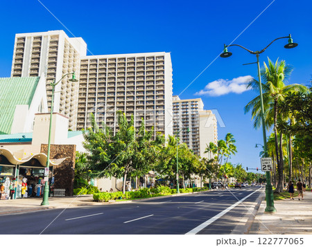 ワイキキのメインストリート　カラカウア通り 122777065