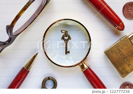 ノートの上の鍵とルーペ 122777256