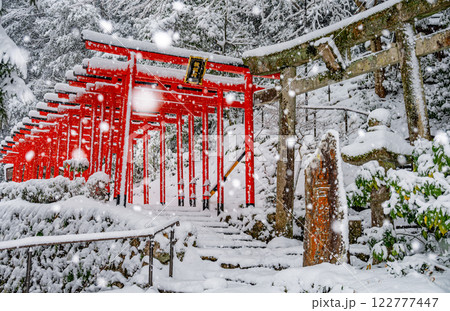 赤い鳥居としんしんと降る雪 122777447