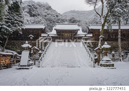しんしんと降る雪の中の本殿 122777451