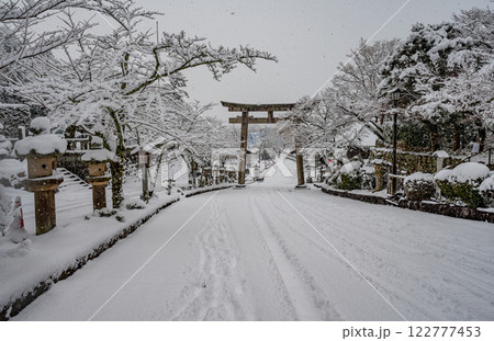 雪に覆われた神社の参道 122777453