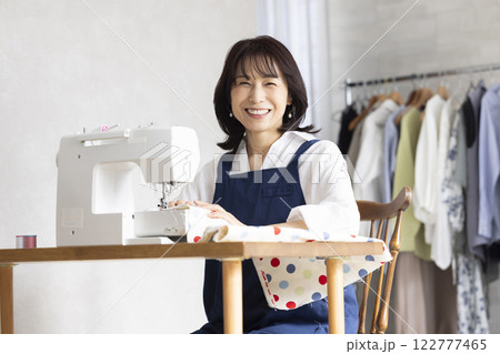 ミシンを使う女性 ミシンを使う女性 122777465