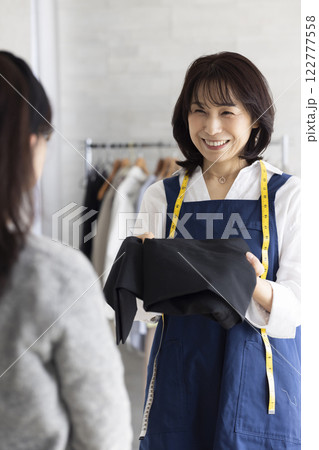接客する女性 122777558