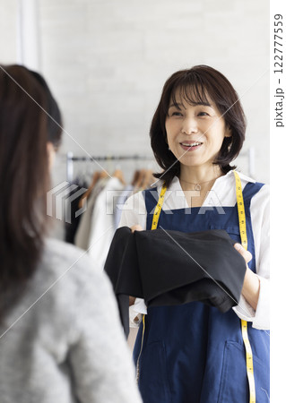 接客する女性 122777559