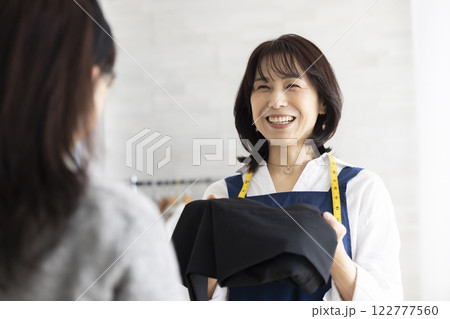 接客する女性 122777560