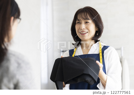 接客する女性 接客する女性 122777561