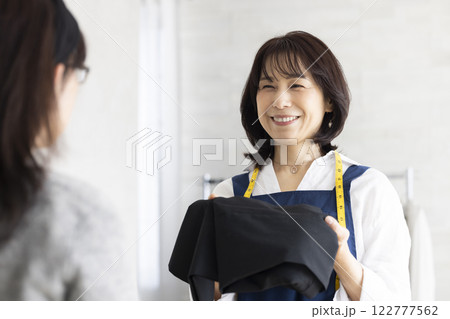 接客する女性 122777562