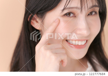 目元を指差す0代女性のポートレート 目元を指差す0代女性のポートレート 122777684