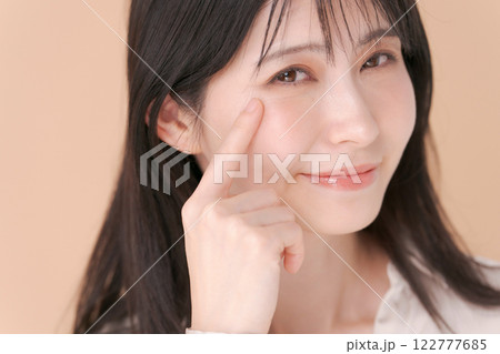 目元を指差す0代女性のポートレート 122777685