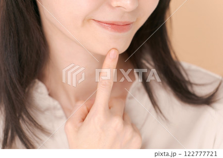 あごを指差す女性のポートレート 122777721