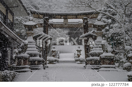 神社にしんしんと降る雪 122777784