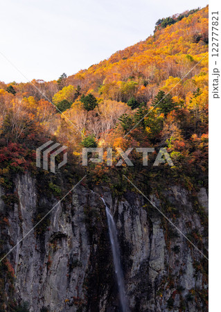 《長野県》紅葉の米子大瀑布・紅葉最盛期 122777821